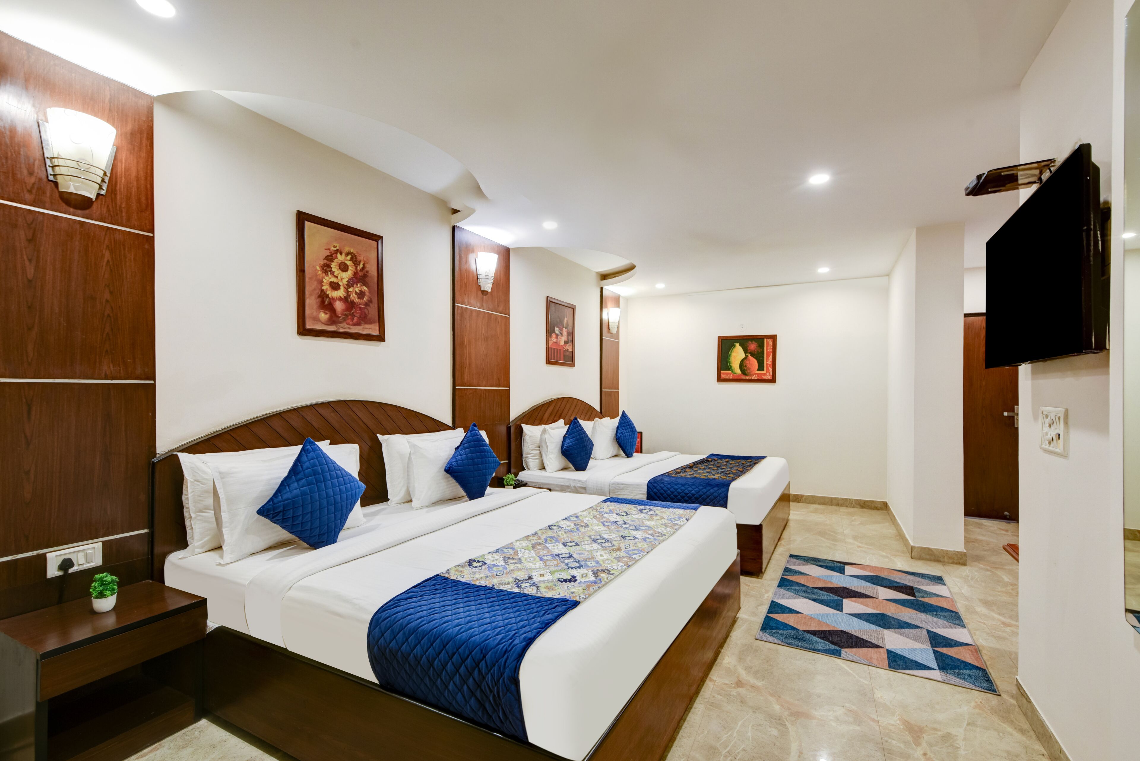 Quarto quádruplo premium | Lençóis italianos Frette, roupas de cama premium, edredons de pluma