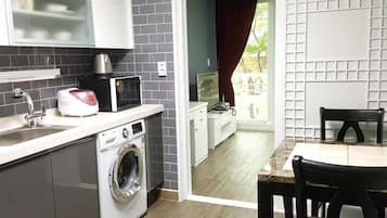 Family Room (17 PY) | Private kitchenette
