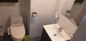 Kamar Keluarga (17 PY) | Kamar mandi | Shower, perlengkapan mandi gratis, pengering rambut, dan sandal