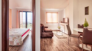 Un appartement moderne comprenant une chambre, un espace de vie et une kitchenette.