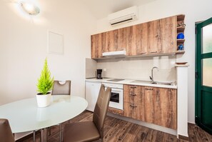 Fridge, oven, stovetop, coffee/tea maker
