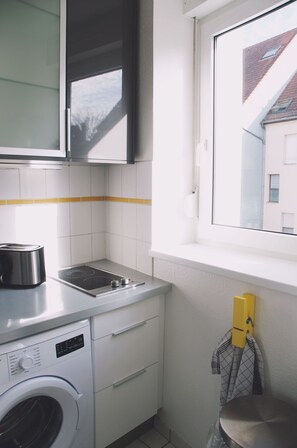 Mikrobølgeovn, kaffetrakter/tekoker og kjøkkenutstyr