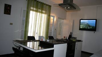 Microwave, dishwasher, coffee/tea maker, cookware/dishes/utensils