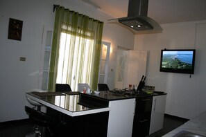 Micro-ondes, lave-vaisselle, cafetière/bouilloire