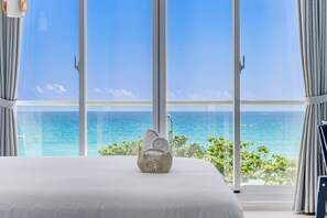 King Room with Sea View and Balcony | View from room - Cat at Greece (Hengchun)