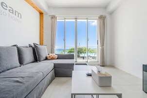 Cortinas blackout, wifi gratis y ropa de cama 