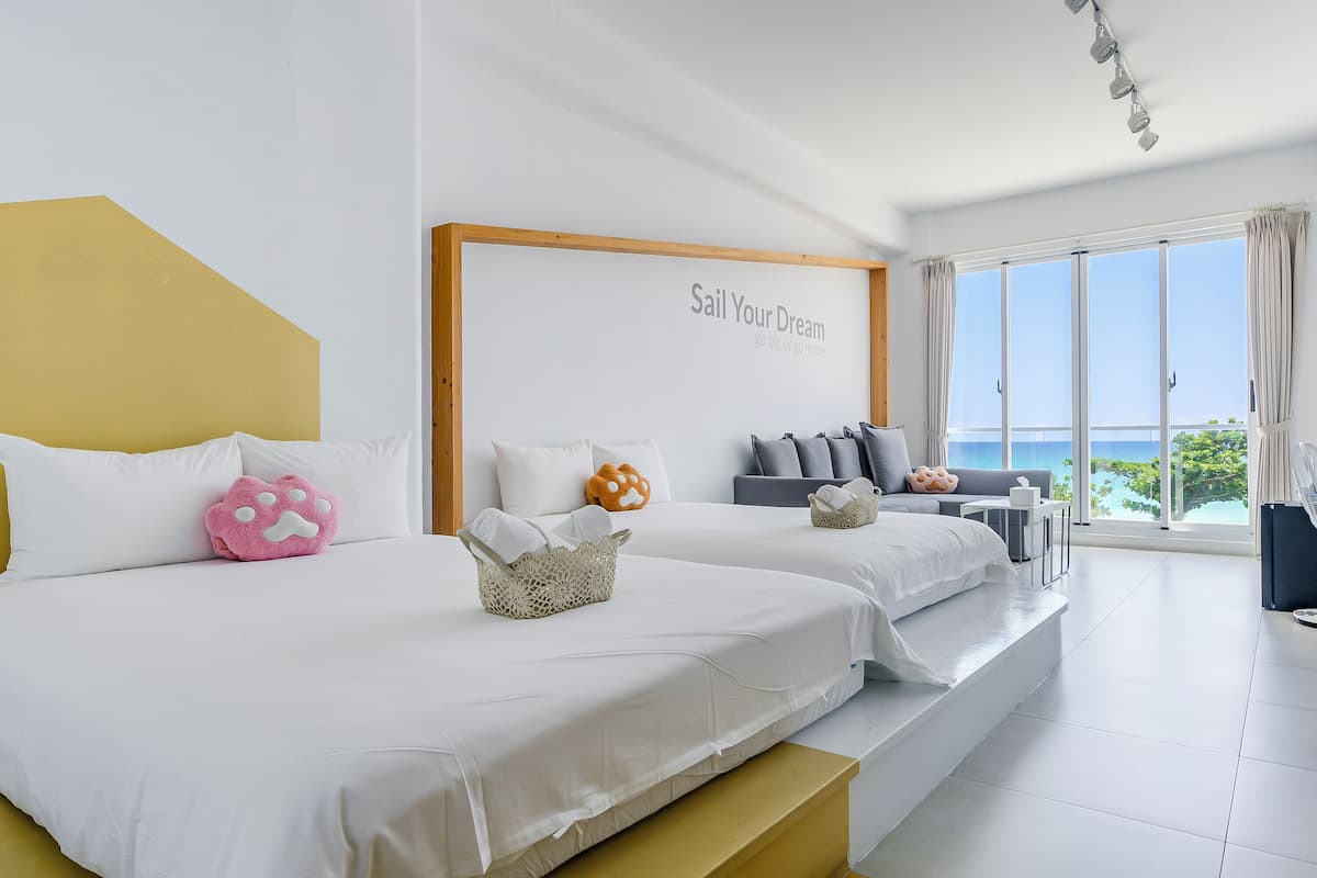 Cortinas blackout, wifi gratis y ropa de cama