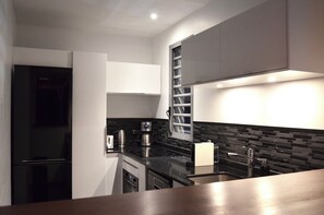 Kühlschrank, Mikrowelle, Ofen, Geschirrspüler