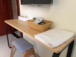 Cortinas blackout, wifi gratis y ropa de cama