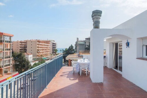 APARTAMENTOS AQUARIUM (42). TERRAZA 50 M2. AL LADO DE LA PLAYA.