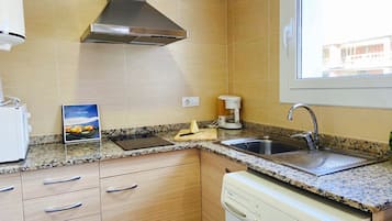 Réfrigérateur, micro-ondes, plaque de cuisson, cafetiÚre/bouilloire