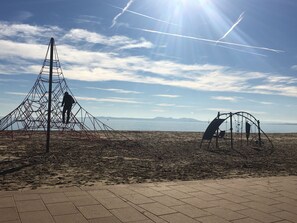 Beach nearby - APARTAMENTOS AQUARIUM (42). TERRAZA 50 M2. AL LADO DE LA PLAYA. (Roses)