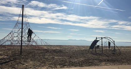 APARTAMENTOS AQUARIUM (42). TERRAZA 50 M2. AL LADO DE LA PLAYA.