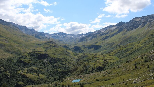 A mountainous landscape with a valley and a small lake. - Chalet telegraph 13/15 people (Saint-Martin-D'arc)