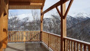 A wooden balcony with a view of snow-covered mountains. - Chalet telegraph 13/15 people (Saint-Martin-D'arc)