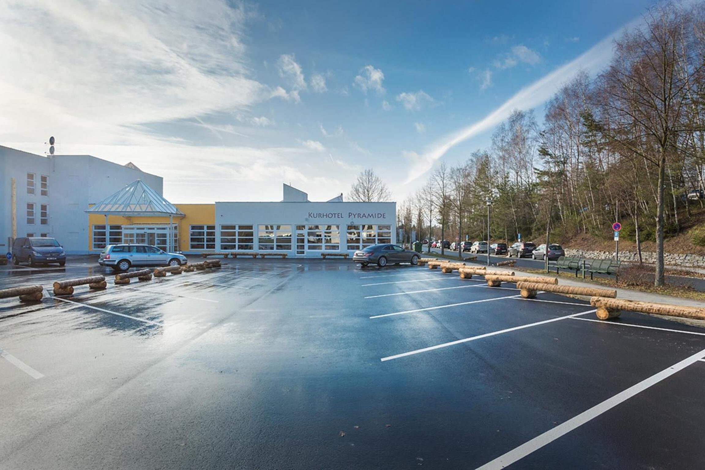A parking lot with a building labeled "Kurhotel Pyramide" in the background.