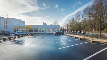 A parking lot with a building labeled "Kurhotel Pyramide" in the background.