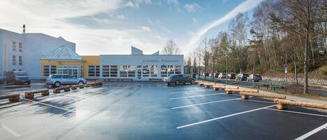 A parking lot with a building labeled "Kurhotel Pyramide" in the background.