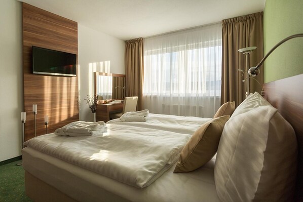 Hypo-allergenic bedding, in-room safe, desk, soundproofing