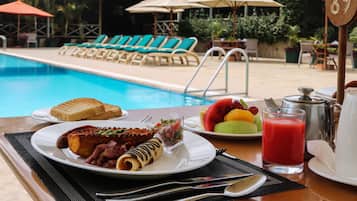 Der serveres morgenmad, frokost, aftensmad og lokale retter