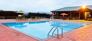 Outdoor pool - Maanzoni Lodge (Athi River)