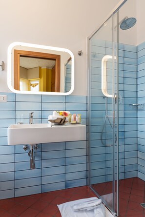 Kamar Double Comfort | Kamar mandi | Perlengkapan mandi desainer, pengering rambut, sandal, dan sabun