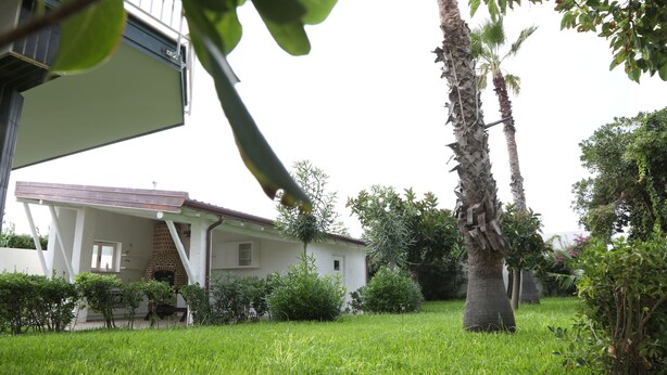 A house with a brick fireplace, a covered patio, and a well-maintained lawn. - La Foresteria di Maestina (Barcellona Pozzo di Gotto)