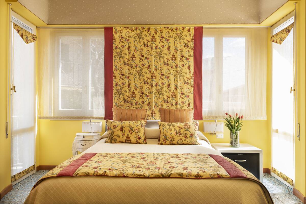 Comfort Double Room | Down duvets, in-room safe, desk, free WiFi
