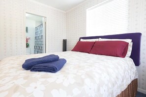 2 slaapkamers, een strijkplank/strijkijzer, gratis wifi, beddengoed