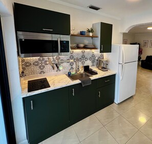 Réfrigérateur, micro-ondes, cafetière/bouilloire, grille-pain