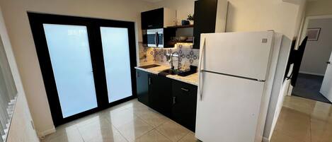 Køleskab, mikrobølgeovn, kaffe-/temaskine, brødrister