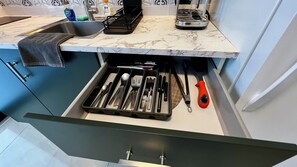 Een koelkast, een magnetron, een koffiezetapparaat/waterkoker