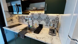Een koelkast, een magnetron, een koffiezetapparaat/waterkoker