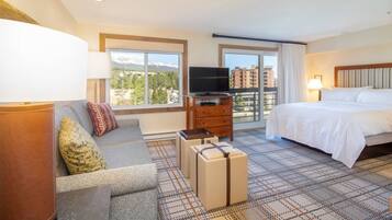 Tabla de planchar con plancha, wifi y ropa de cama