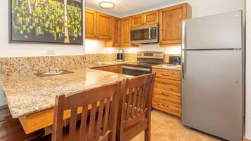 Micro-ondes, lave-vaisselle, cafetière/bouilloire