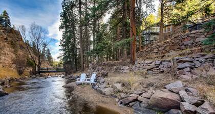 Timeless 100 Year Old Creekside Cabin. 15 minutes from Red Rocks. King size bed.