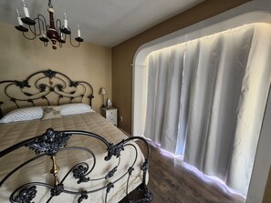 3 bedrooms, desk, iron/ironing board, free WiFi - Beautiful Creekside Cabin, Hot Tub, No Pets, near Red Rocks, King Bed, Licensed! (Evergreen)