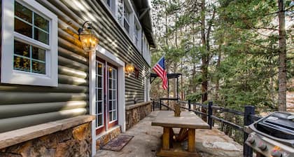 Timeless 100 Year Old Creekside Cabin near Red Rocks. King size bed.