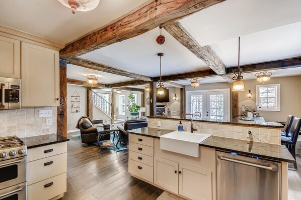 Kylskåp, mikrovågsugn, ugn och spishäll