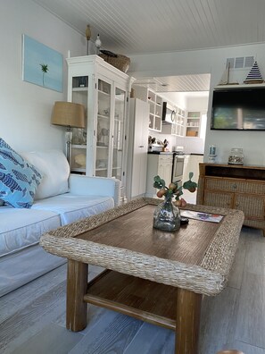 TV, lettore DVD, libri, impianto stereo