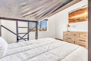 4 bedrooms, iron/ironing board, Internet, bed sheets