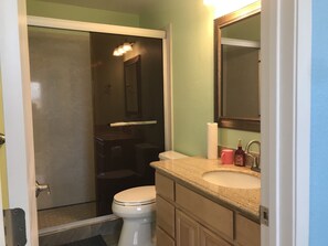 Dusche, Haartrockner, Handtücher, Toilettenpapier