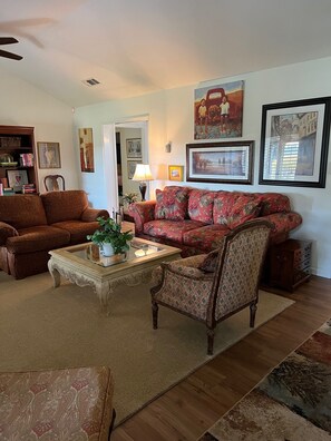 Televisor intel·ligent, llar de foc, reproductor de DVD i futbolí 