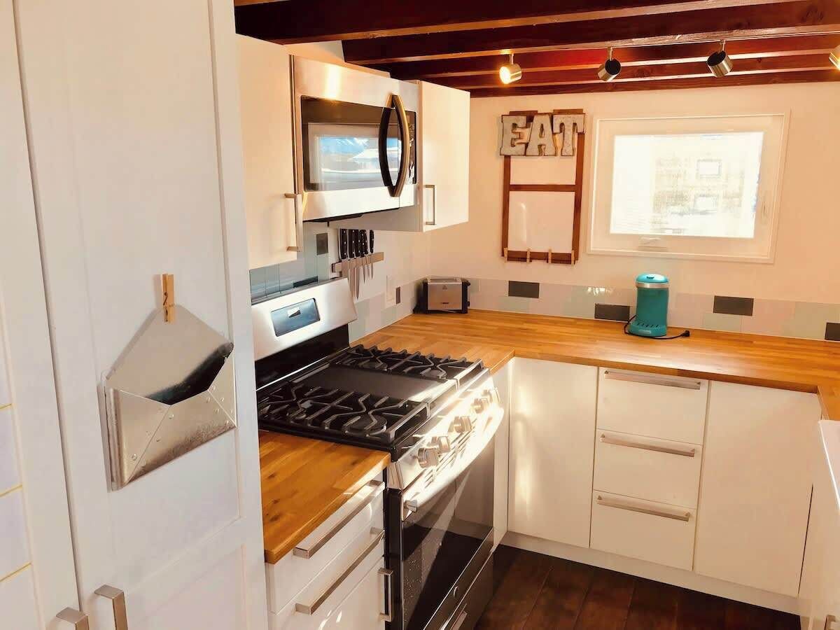 Refrigerador, microondas, parrilla de estufa y cafetera y tetera 