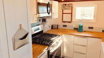 Refrigerador, microondas, parrilla de estufa y cafetera y tetera