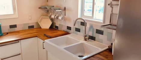 Kühlschrank, Mikrowelle, Herdplatte, Wasserkocher mit Kaffee-/Teezubehör