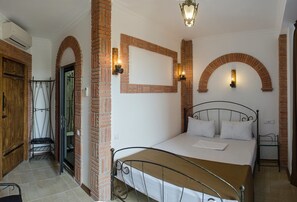 Deluxe tweepersoonskamer, 1 queensize bed, niet-roken | Een kluis op de kamer, een bureau, verduisterende gordijnen