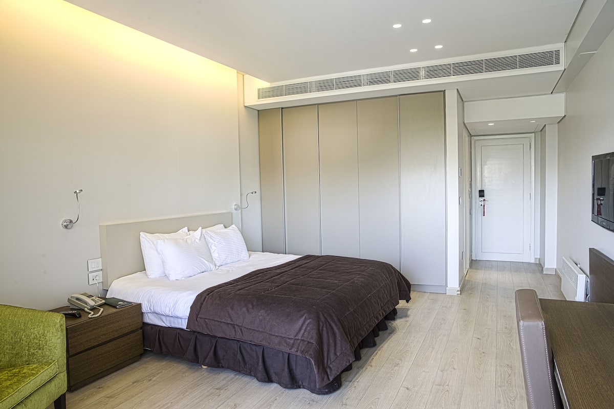 Studio Standar | Tempat tidur Select Comfort, minibar, brankas, dan meja kerja