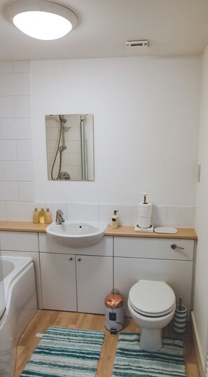 Comfort Apartment, Multiple Beds, Non Smoking | Bathroom | Combined shower/tub, deep soaking tub, towels - Evergreen Apartments (Northampton)