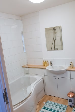 Comfort Apartment, Multiple Beds, Non Smoking | Bathroom | Combined shower/tub, deep soaking tub, towels - Evergreen Apartments (Northampton)